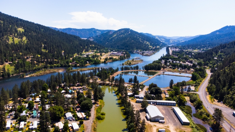 Lakefront homes in Montana